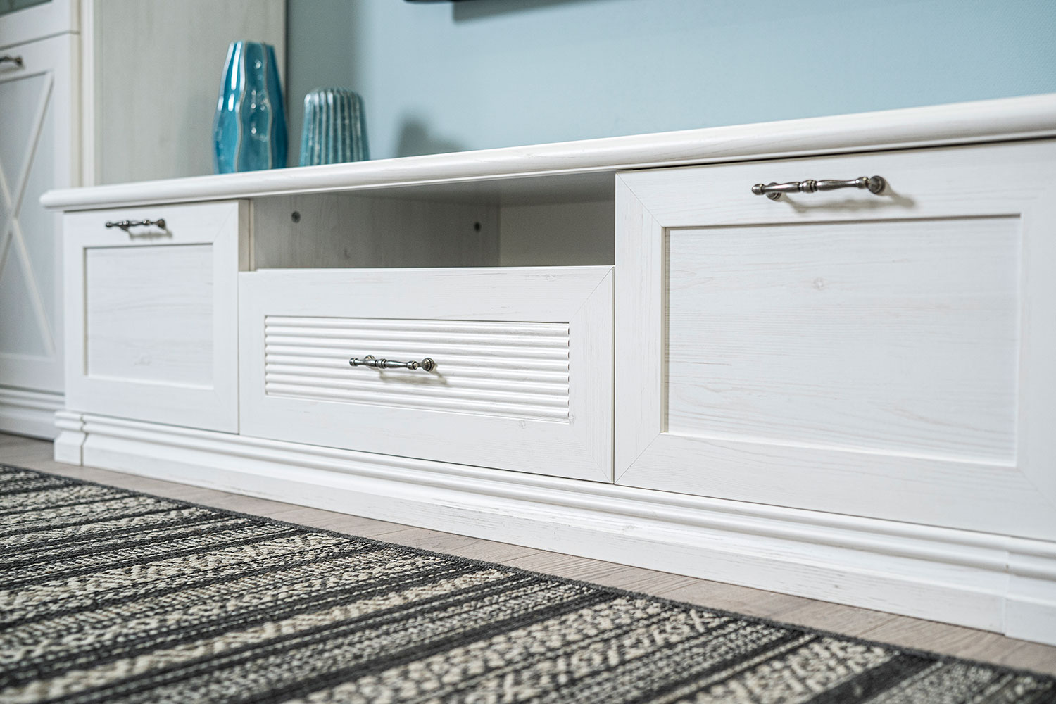 Тумбы под телевизор - изображение №8 "Тумба Кантри под телевизор с выдвижными ящиками"  на www.Angstrem-mebel.ru