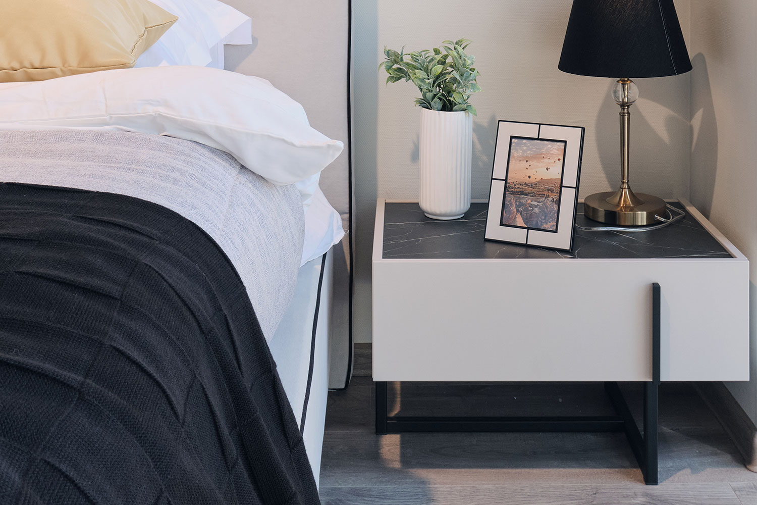 Прикроватные тумбы - изображение №3 "Прикроватная тумба Милагро с выдвижным ящиком"  на www.Angstrem-mebel.ru